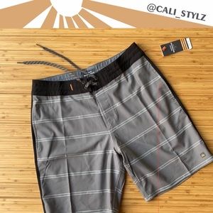 🔷🔹QUIKSILVER LIBERTY STRIP BEACHSHORTS🔹🔷